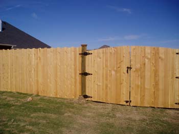 TreatedBoardtoBoardSawtoothwithArchedDoubleGate-6X6PostsShowing